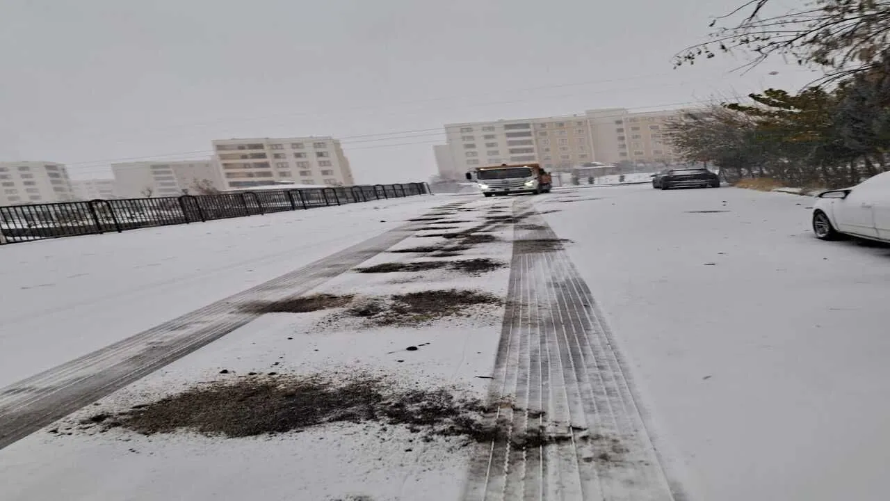 Kar Küreme ve Tuzlama Çalışmaları Sürüyor